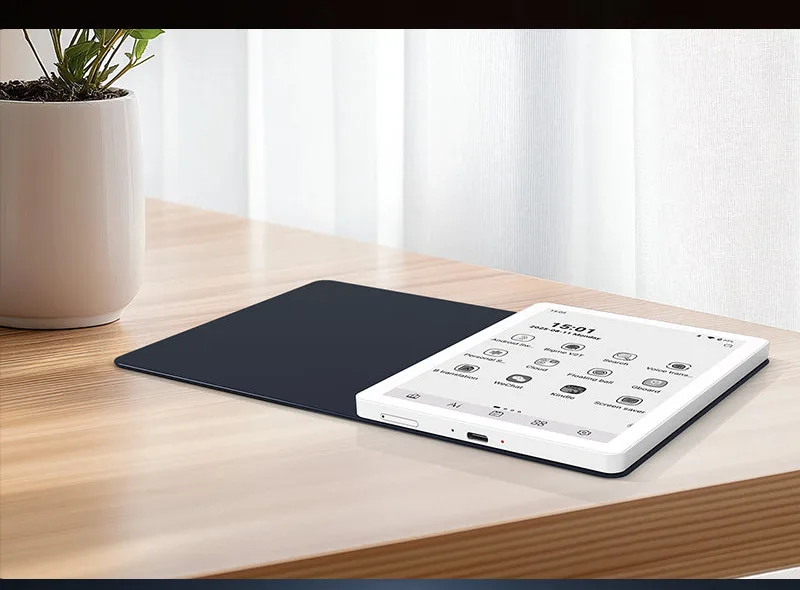 Bigme B6 BW putih di meja dengan casing lipat terbuka