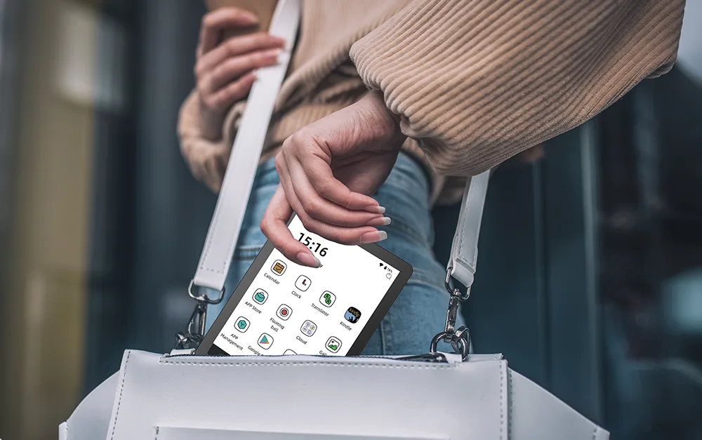 Bigme B6 dimasukkan ke dalam tas selempang